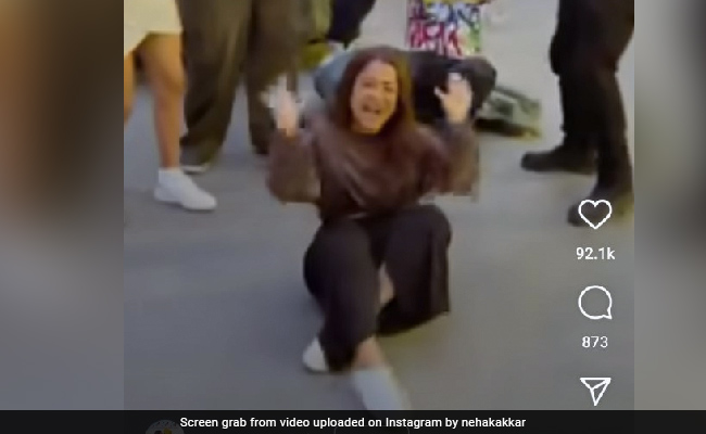 सड़क पर बैठ दोस्तों साथ डांस करती नजर आईं नेहा कक्कड़ तो फैन्स बोले- बस यही रह गया था... सड़क पर बैठ दोस्तों साथ डांस करती नजर आईं नेहा कक्कड़ तो फैन्स बोले- बस यही रह गया था...