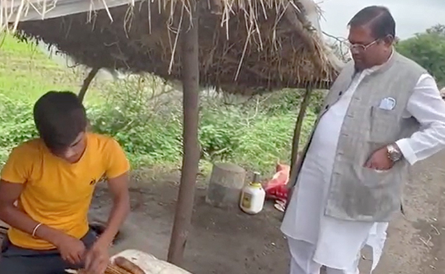 केंद्रीय मंत्री फग्गन सिंह कुलस्ते को नजर आई महंगाई, एक भुट्टे का 15 रुपये रेट सुनकर बोले इतना महंगा