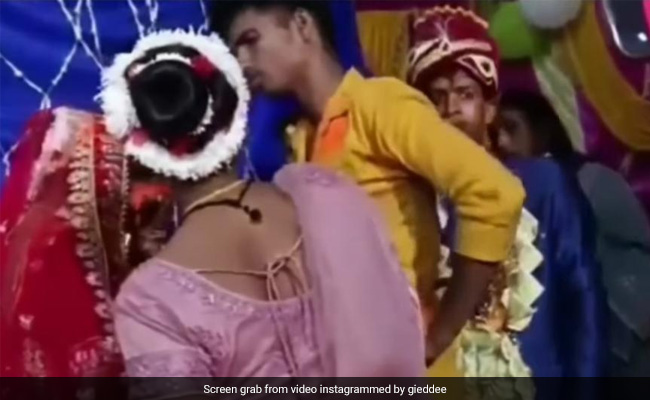 वरमाला के लिए खड़ा था दूल्हा, तभी लड़के ने की एंट्री और दुल्हन के गले में डाल दी माला, फिर जो हुआ हैरान कर देगा यह VIDEO