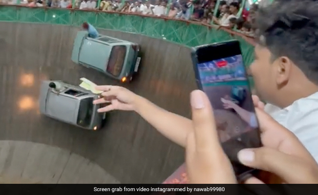 मौत के कुएं में करतब दिखा रहा था स्टंटमैन, तभी उसे नोट दिखाने लगा एक शख्स, फिर जो हुआ, आप रह जाएंगे हैरान