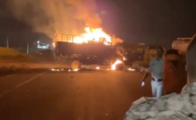 मध्‍य प्रदेश: ट्रक की टक्कर से तीन कांवड़िए गंभीर रूप से घायल, आक्रोशित लोगों ने ट्रक जलाया