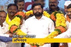 महाराष्ट्र के मुख्यमंत्री एकनाथ शिंदे का मुंबई में जोरदार अभिनंदन महाराष्ट्र के मुख्यमंत्री एकनाथ शिंदे का मुंबई में जोरदार अभिनंदन