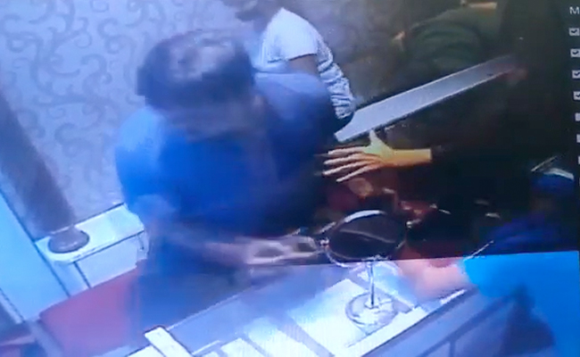 In Video, Father-Daughter Duo Steal Jewellery With Chilli Powder Attack