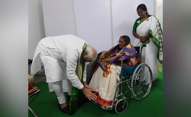PM Touches Feet Of Freedom Fighter's Daughter, Seeks Blessing