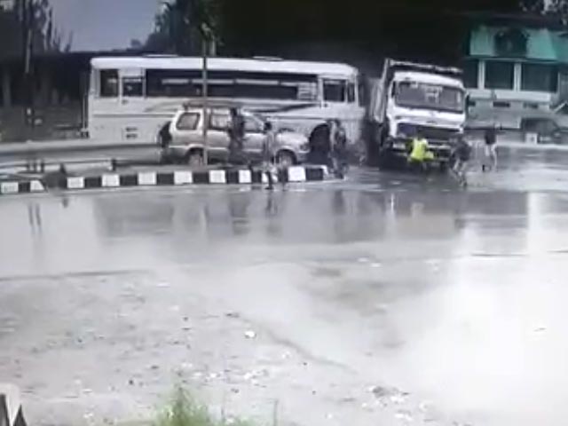 जम्मू-श्रीनगर हाइवे पर अमरनाथ तीर्थयात्रियों से भरी बस ने ट्रक में मारी टक्कर, एक दर्जन से अधिक लोग घायल