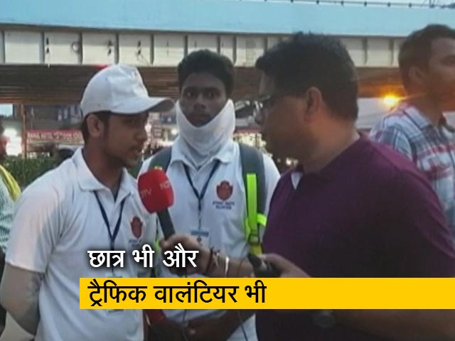 ओडिशा: कैसे ट्रैफिक वालंटियर बनकर अपना खर्चा उठा रहे हैं छात्र और छात्राएं