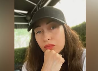 Karisma Kapoor's Wednesday Morning Is Too Sweet; Courtesy Of Chocolate Muffin Karisma Kapoor's Wednesday Morning Is Too Sweet; Courtesy Of Chocolate Muffin