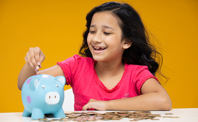 Parenting Tips: बच्चों को इस तरह सिखाएं पैसों की कद्र करना, जीवन में कभी नहीं बनेंगे लालची 