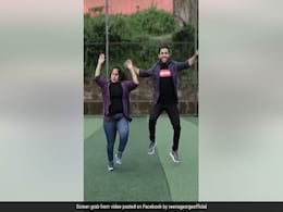 इंटरनेट पर तेजी से वायरल हो रहा है केरल के डॉक्टरों का 'पाला पल्ली तिरुपल्ली' पर डांस, देखें Video इंटरनेट पर तेजी से वायरल हो रहा है केरल के डॉक्टरों का 'पाला पल्ली तिरुपल्ली' पर डांस, देखें Video