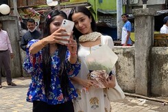 Shraddha Kapoor Accepts Flowers From A Fan Shraddha Kapoor Accepts Flowers From A Fan