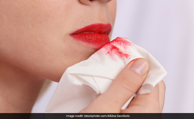 मैट लिपस्टिक हटाने के लिए अब नहीं पड़ेगी मेकअप रिमूवर की जरूरत, नेचुरल Makeup Remover की तरह काम करेंगी ये चीजें  मैट लिपस्टिक हटाने के लिए अब नहीं पड़ेगी मेकअप रिमूवर की जरूरत, नेचुरल Makeup Remover की तरह काम करेंगी ये चीजें
