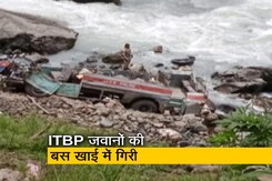 जम्मू-कश्मीर : 39 सुरक्षाकर्मियों को ले जा रही बस खाई में गिरी जम्मू-कश्मीर : 39 सुरक्षाकर्मियों को ले जा रही बस खाई में गिरी