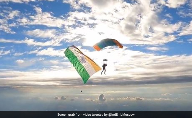 Video : Russia में पैराशूट से लहराया तिरंगा, सूरज की रौशनी में लग रहा बेहद प्यारा...