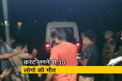 पश्चिम बंगाल: कूचबिहार में पिकअप वैन में करंट लगने से 10 यात्रियों की मौत पश्चिम बंगाल: कूचबिहार में पिकअप वैन में करंट लगने से 10 यात्रियों की मौत