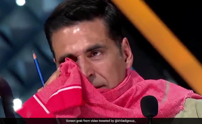 'रक्षा बंधन' से पहले बहन को याद कर फूट-फूटकर रोने लगे अक्षय कुमार, कहा- 'उस देवी के बाद हमारी जिंदगी बदल गई'