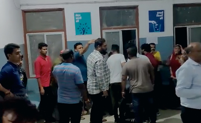 Madhya Pradesh: इंदौर में आपसी विवाद में एक पक्ष ने फेंका बम, विस्फोट में एक की मौत 15 घायल