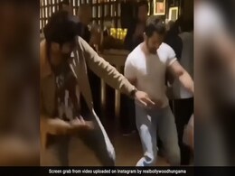 डेविड धवन की बर्थडे पार्टी में कार्तिक आर्यन और वरुण धवन ने जमाया रंग, सामने आया जबरदस्त डांस VIDEO डेविड धवन की बर्थडे पार्टी में कार्तिक आर्यन और वरुण धवन ने जमाया रंग, सामने आया जबरदस्त डांस VIDEO