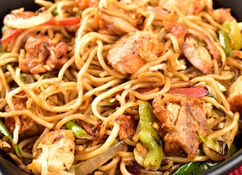 Chicken Chowmein Recipe: Make This Yummy Indo-Chinese Dish For Weekend Indulgence Chicken Chowmein Recipe: Make This Yummy Indo-Chinese Dish For Weekend Indulgence