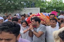 Video: BJP's Sonali Phogat's Tearful Daughter Shoulders Bier At Last Rites Video: BJP's Sonali Phogat's Tearful Daughter Shoulders Bier At Last Rites