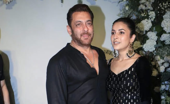 Shehnaaz Gill Shuts Down Rumours Of Her Exit From Salman Khan's <i>Kabhi Eid Kabhi Diwali</i>