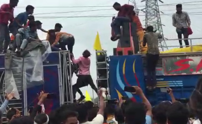 Video: डीजे की म्यूजिक पर डांस कर रहे कांवड़ यात्री आए हाइटेंशन तार की चपेट में, 1 की दर्दनाक मौत