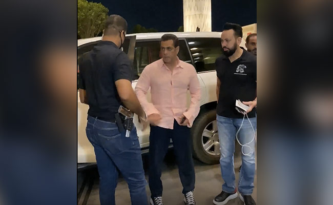 बुलेट प्रूफ कार में एयरपोर्ट पहुंचे सलमान खान, बॉडीगार्ड्स से घिरे नजर आए भाईजान- देखें Video