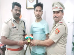 दिल्ली : जगतपुरी में युवक ने मांझे से घायल छात्र की जान बचाई, पुलिस ने किया सम्मानित  दिल्ली : जगतपुरी में युवक ने मांझे से घायल छात्र की जान बचाई, पुलिस ने किया सम्मानित