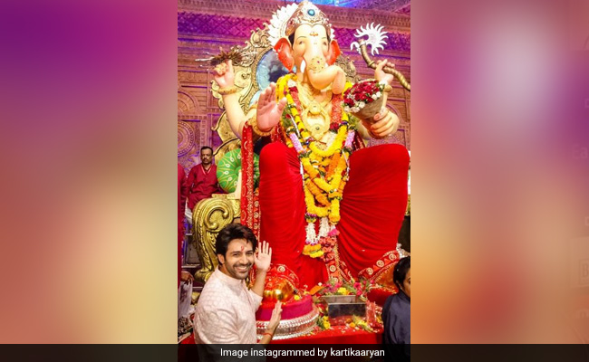 Happy Ganesh Chaturthi: गणेश उत्सव के पहले दिन लाल बाग चा राजा के दरबार में पहुंचे कार्तिक आर्यन, देखते ही बेकाबू हुए फैन्स