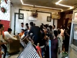 MP : उज्जैन महाकाल मंदिर में हंगामा करने वालों पर BJP का कड़ा एक्शन, 2 जिलाध्यक्षों समेत 18 को पद से हटाया MP : उज्जैन महाकाल मंदिर में हंगामा करने वालों पर BJP का कड़ा एक्शन, 2 जिलाध्यक्षों समेत 18 को पद से हटाया