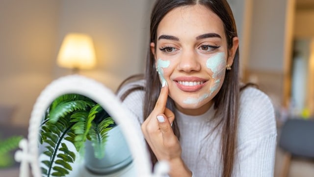 Skincare Tips For Winter: Try hydrating and moisturising face masks