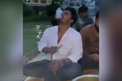 गंगा नदी में नाव पर हुक्का पीने और चिकन बनाने का वीडियो हुआ वायरल, जांच जारी गंगा नदी में नाव पर हुक्का पीने और चिकन बनाने का वीडियो हुआ वायरल, जांच जारी