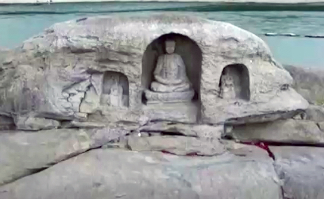China Drought Causes Parts Of Yangtze To Dry Up, Buddhist Statues Revealed
