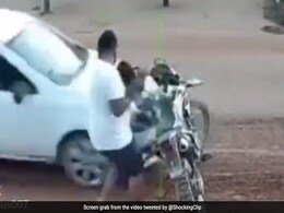 बच्चे को बाइक पर बैठाकर पास खड़ा था शख्स, पीछे से आई तेज़ रफ्तार कार, मोटरसाइकिल को उड़ा ले गई बच्चे को बाइक पर बैठाकर पास खड़ा था शख्स, पीछे से आई तेज़ रफ्तार कार, मोटरसाइकिल को उड़ा ले गई