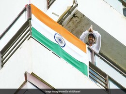 Har Ghar Tiranga: कार्तिक आर्यन ने घर पर फहराया झंडा, जुड़े 'हर घर तिरंगा' अभियान से Har Ghar Tiranga: कार्तिक आर्यन ने घर पर फहराया झंडा, जुड़े 'हर घर तिरंगा' अभियान से