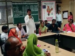 मध्य प्रदेश : मैहर में निर्वाचित महिलाएं बनीं रबर स्टांप, पति चला रहे शहर की सरकार मध्य प्रदेश : मैहर में निर्वाचित महिलाएं बनीं रबर स्टांप, पति चला रहे शहर की सरकार