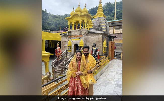 Yami Gautam Visits Baglamukhi Mata Mandir With Husband Aditya Dhar ...
