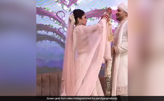 वरमाला पहनाने गई दुल्हन तो पीछे हट गया दूल्हा, फिर लड़की ने किया कुछ ऐसा सकते में आ गए लोग, खुद आकर डलवाई वरमाला