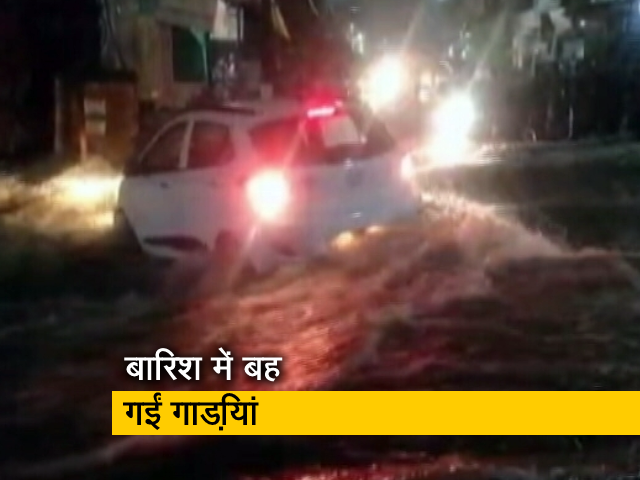 इंदौर में बारिश से मचा हाहाकार, सड़कों पर पानी में बहती नजर आई गाड़ियां