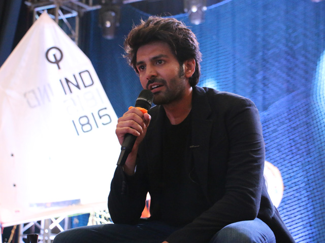 Kartik Aaryan's Attempt At Singing <i>Mere Dholna</i>