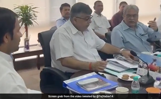 बिहार के नवनियुक्‍त मंत्री तेज प्रताप यादव विवादों में घिरे, विभागीय बैठक में जीजा के साथ बैठे नजर आए..