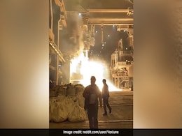 Viral Video : 'आग के दरिया के बीच' आराम से टहलते दिखे मिल कर्मचारी Viral Video : 'आग के दरिया के बीच' आराम से टहलते दिखे मिल कर्मचारी