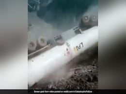 पहाड़ी रास्ते से जा रहा था कुकिंग गैस से भरा विशाल ट्रक, बैलेंस बिगड़ते ही घाटी से गिरा नीचे और फिर... पहाड़ी रास्ते से जा रहा था कुकिंग गैस से भरा विशाल ट्रक, बैलेंस बिगड़ते ही घाटी से गिरा नीचे और फिर...