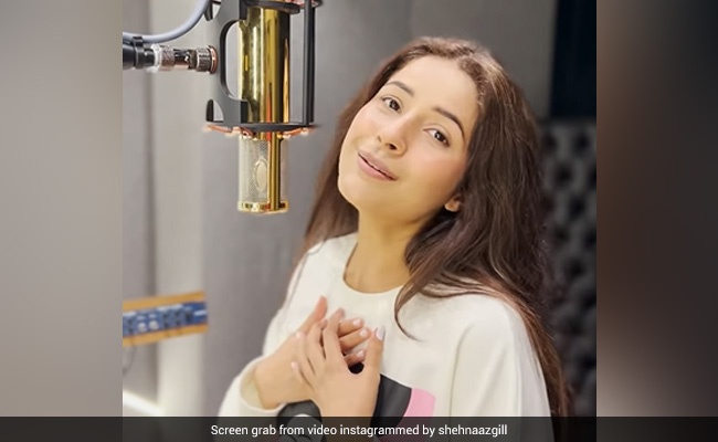 Shehnaaz Gill Sings Neha Kakkar's Song <i>Taaron Ke Shehar</i> In This Video