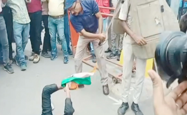वीडियो: तिरंगा लिए शिक्षक अभ्यर्थी पर पटना ADM ने बरसाये ताबड़तोड़ डंडे, राष्ट्रीय ध्वज के अपमान पर जांच के आदेश