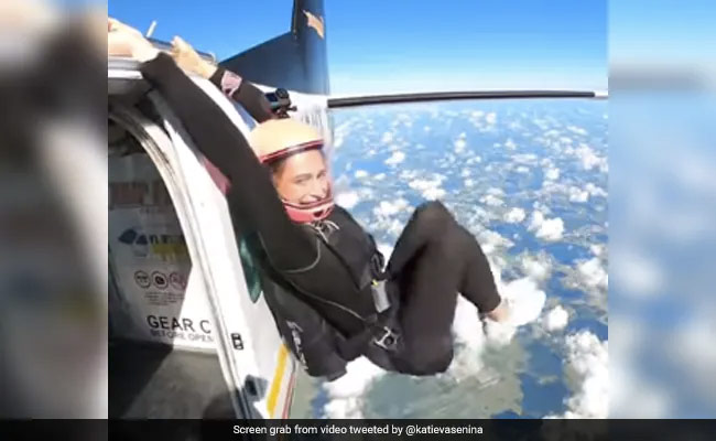 Skydiving से पहले महिला ने हवा में की एक्सरसाइज, VIDEO देख फटी की फटी रह जाएंगी आंखें