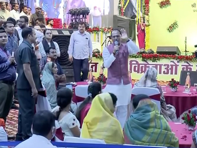 Watch: Shivraj Singh Chouhan Interacts With Street Vendors In Bhopal