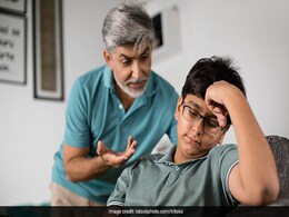 टीनेज बच्चों के मूड स्विंग्स से हो गए हैं परेशान, तो जानिए कैसे करें सिचुएशन को हैंडल और क्या करना है सही  टीनेज बच्चों के मूड स्विंग्स से हो गए हैं परेशान, तो जानिए कैसे करें सिचुएशन को हैंडल और क्या करना है सही