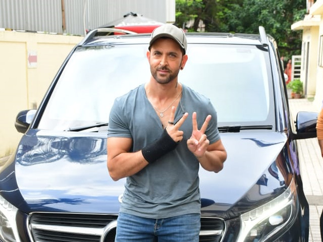 Hrithik Roshan Arrives In Style At <i>Vikram Vedha</i> Teaser Launch