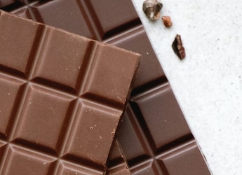 This Chocolate Bar With 'XL' And 'S' Sized Pieces Divides Twitter This Chocolate Bar With 'XL' And 'S' Sized Pieces Divides Twitter