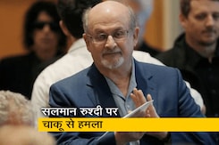 सलमान रुश्दी के गले पर चाकू से हमला, हेलीकॉप्टर से पहुंचाया अस्पताल  सलमान रुश्दी के गले पर चाकू से हमला, हेलीकॉप्टर से पहुंचाया अस्पताल